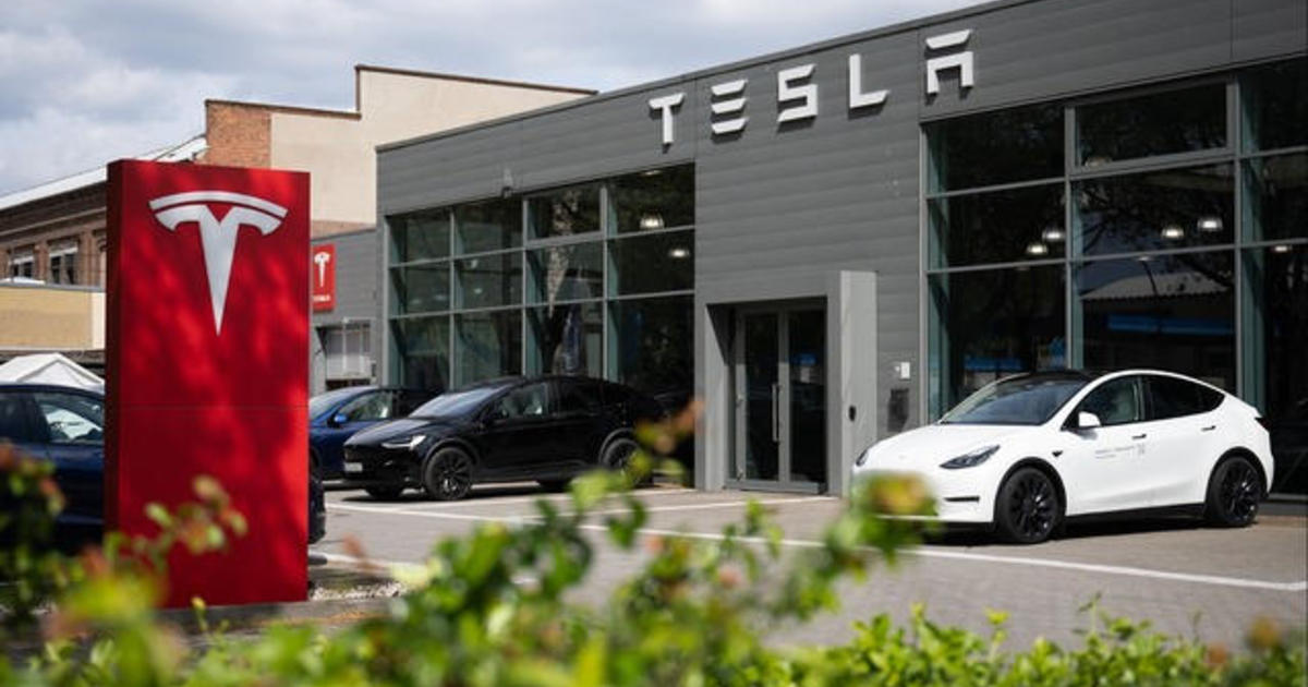 U.S. probing whether major Tesla Autopilot recall went far enough