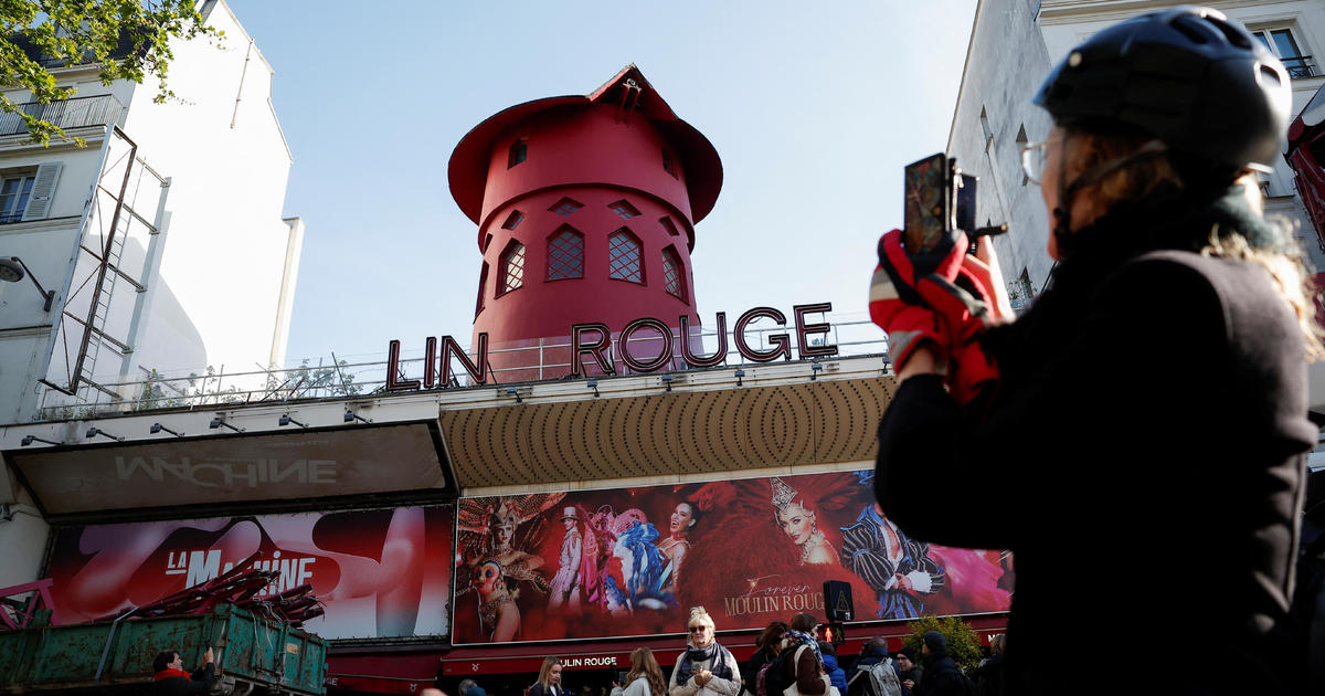 Windmill sails mysteriously fall off Paris’ iconic Moulin Rouge cabaret: “It’s sad”